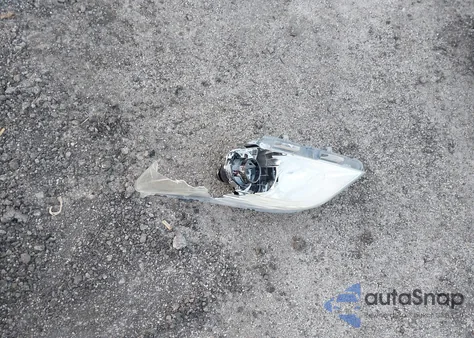 2014 Toyota Sienna Xle V6 8 Passenger z USA, uszkodzony, nr VIN 5TDYK3DC5ES413331